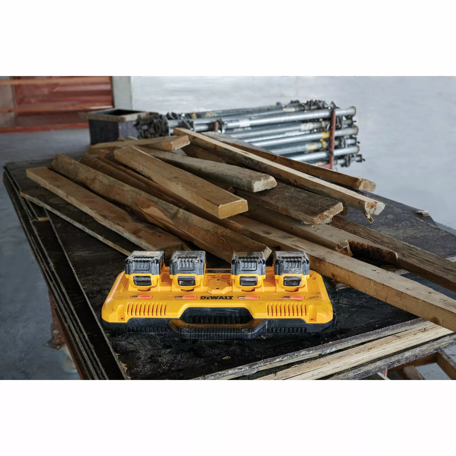 DeWalt DCB104 Vierfach-Schnellladegerät – 4-Port 8A Ladegerät für XR & FLEXVOLT Akkus